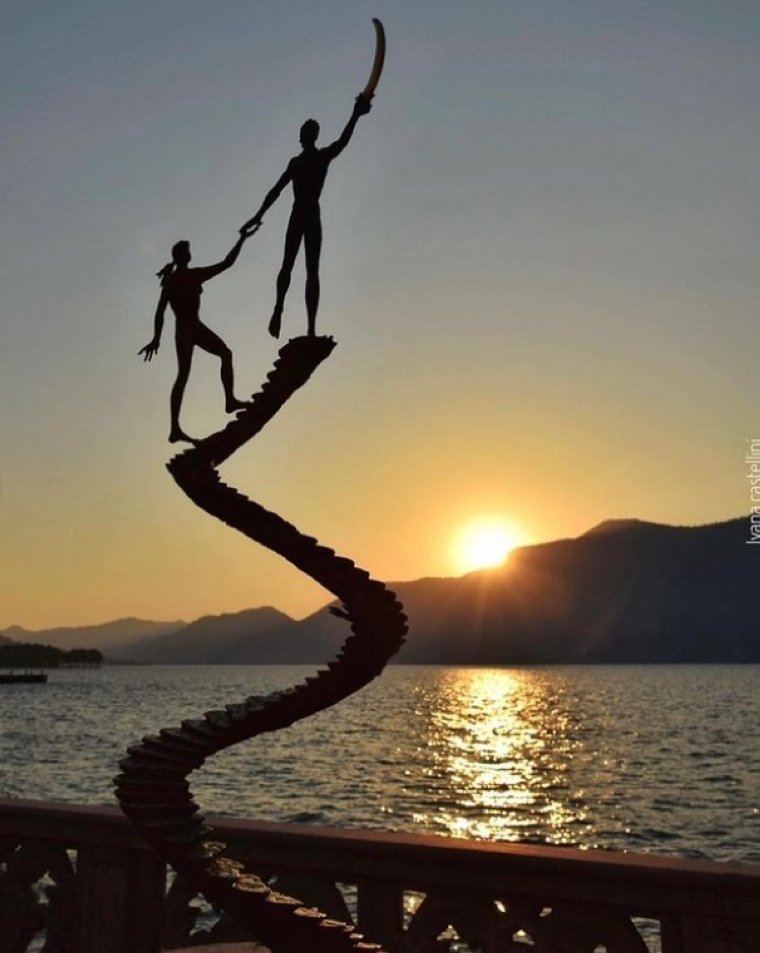 Italian sculptor Giacinto Bosco's artwork with a view of the sea. (Courtesy of Giacinto Bosco)