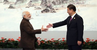 Indian Prime Minister Narendra Modi (L) shakes hands with Chinese President Xi Jinping (R) prior to the dinner, Xiamen, China, Sept. 4, 2017. (Getty Images Photo)