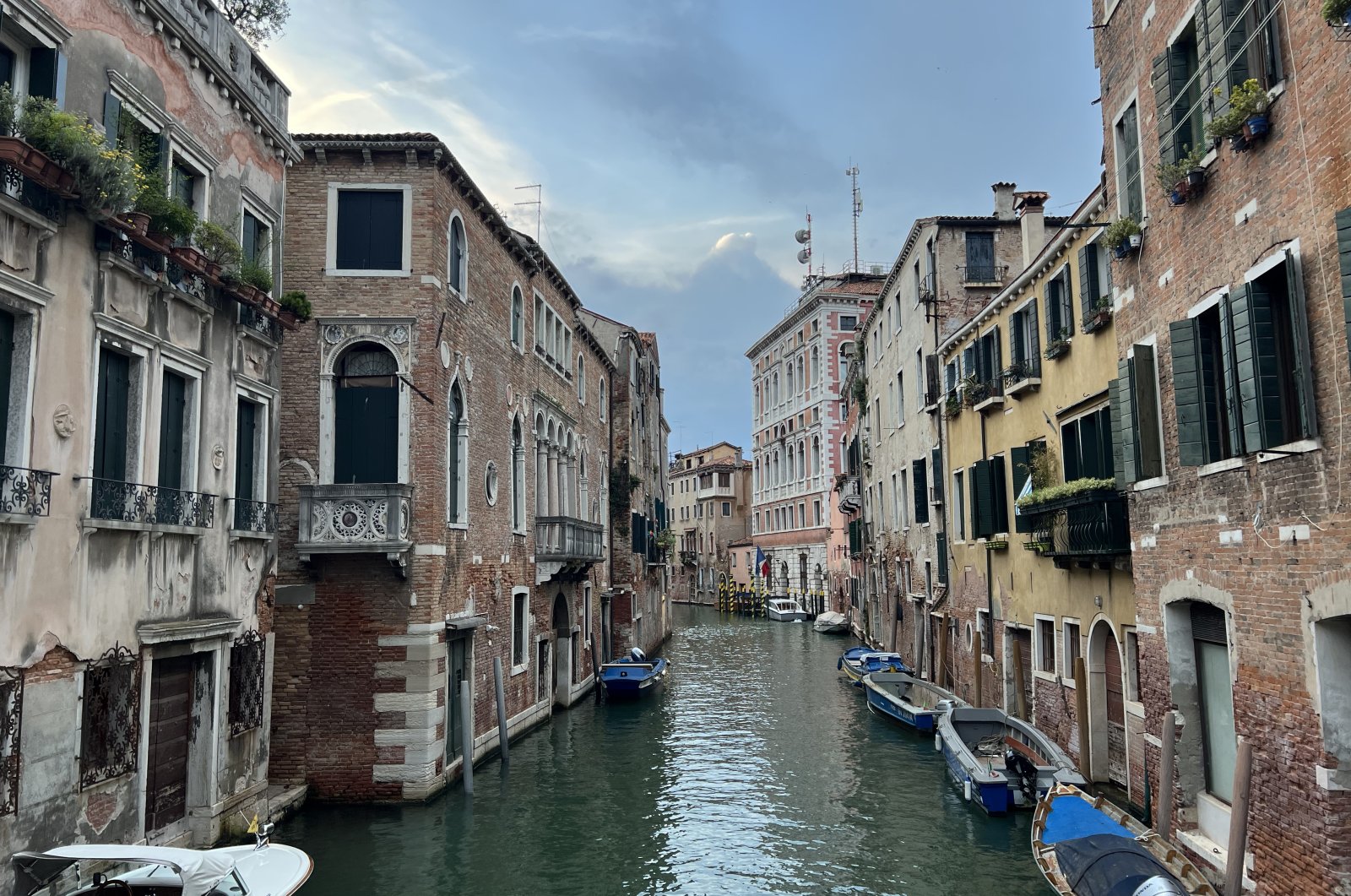 Gondolas and historic buildings along the canals of Venice, Italy, June 3, 2024. (Photo by İlker Topdemir)