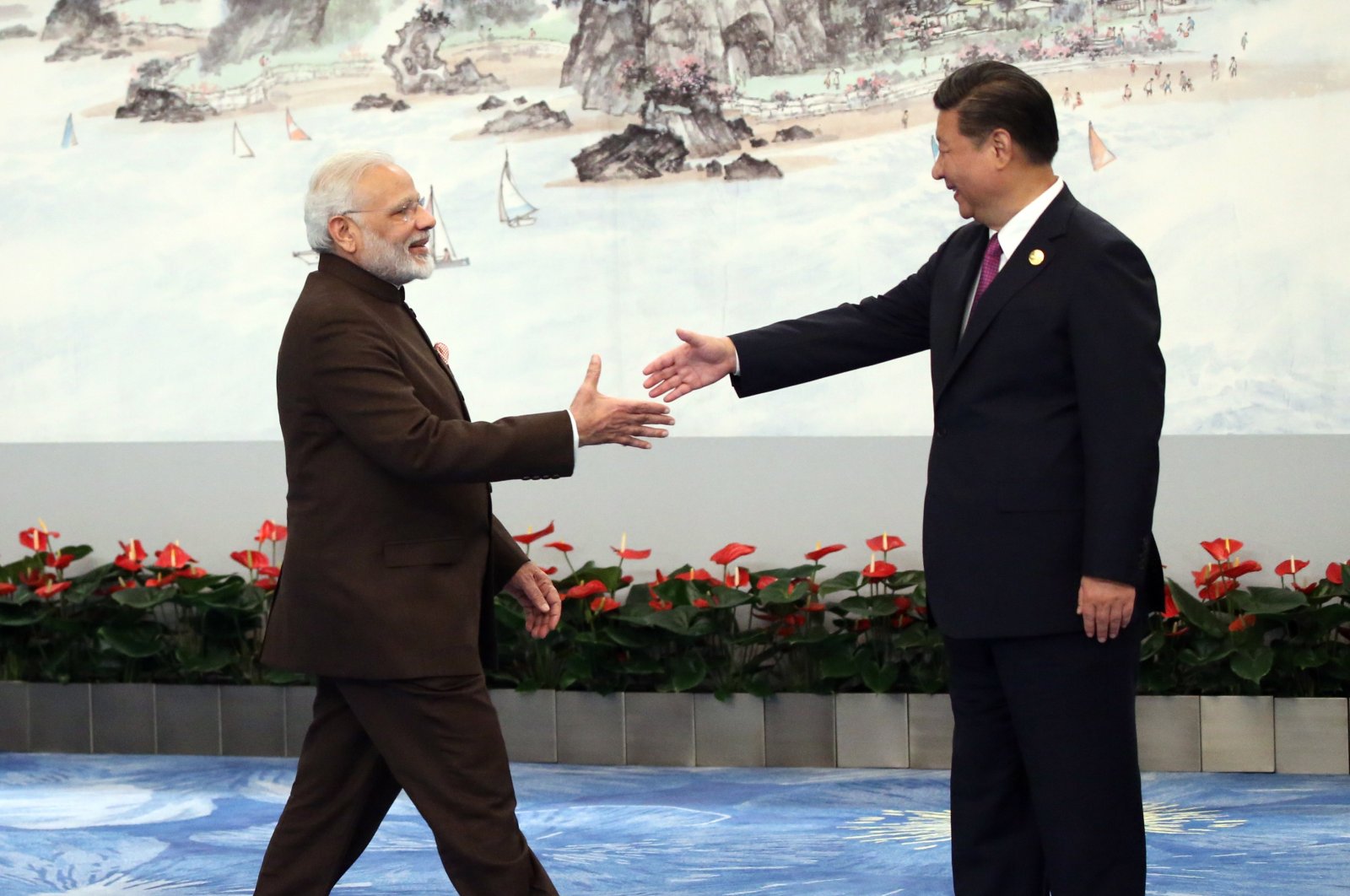 Indian Prime Minister Narendra Modi (L) shakes hands with Chinese President Xi Jinping (R) prior to the dinner, Xiamen, China, Sept. 4, 2017. (Getty Images Photo)