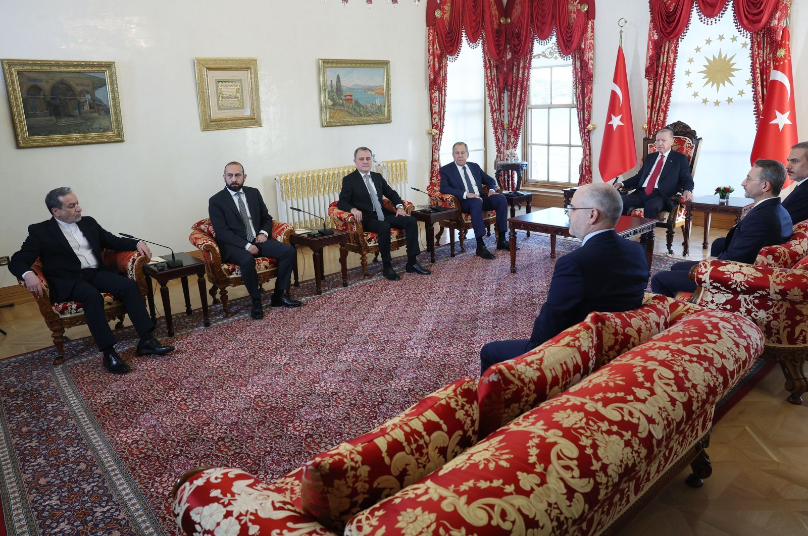 This handout photograph taken and released on Oct.18, 2024 by Turkish Presidency Press Office, shows President Recep Tayyip Erdoğan meeting with (From L) Iran&#039;s Foreign Minister Abbas Araghchi, Armenia&#039;s Foreign Minister Ararat Mirzoyan, Azerbaijan&#039;s Foreign Minister Jeyhun Bayramov and Russia&#039;s Foreign Minister Sergey Lavrov on the sideline of the 3 3 South Caucasus Regional Cooperation Platform at the Dolmabahçe Presidential Office in Istanbul. (AFP Photo)