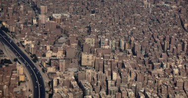 An aerial view of Cairo&#039;s traffic with buildings and houses are pictured through the window of a Lebanese Middle East Airlines (MEA) airplane, Egypt, Oct. 17, 2024. (Reuters Photo)