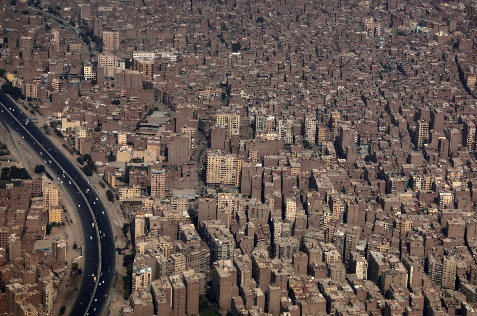 An aerial view of Cairo&#039;s traffic with buildings and houses are pictured through the window of a Lebanese Middle East Airlines (MEA) airplane, Egypt, Oct. 17, 2024. (Reuters Photo)