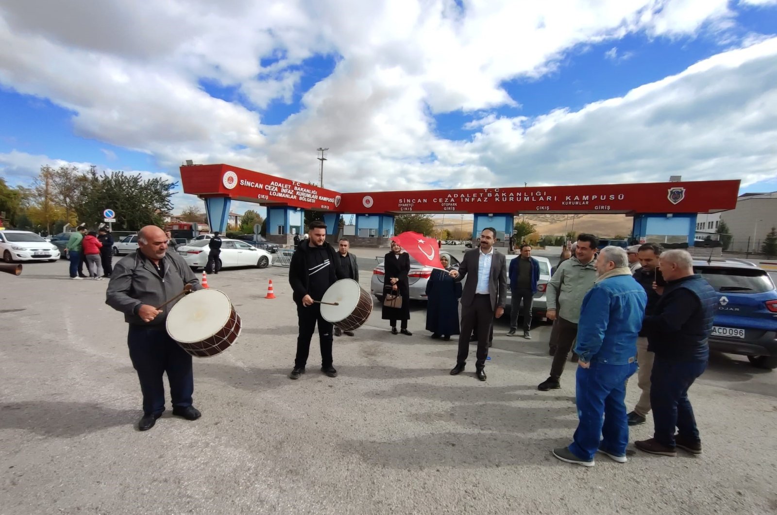 Citizens play drums as they &quot;celebrate&quot; the death of Gülenist Terror Group (FETÖ) ringleader Fetullah Gülen outside the Sincan prison, Ankara, Türkiye, Oct. 21, 2024. (IHA Photo)