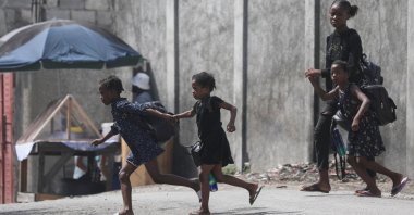 A woman and three children flee their home from gang violence, in Port-au-Prince, Haiti, Oct. 20, 2024. (Reuters Photo)