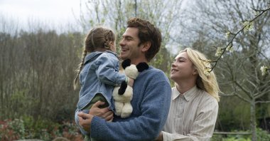 This image released by A24 shows Andrew Garfield (C) and Florence Pugh (R) in a scene from &quot;We Live In Time.&quot; (AP Photo)