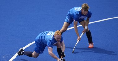 Scotland&#039;s Andrew McConnell (L) shoots and scores goal against South Africa during their men&#039;s pool A hockey match at the Commonwealth Games, Birmingham, U.K., July 31, 2022. (AP Photo)