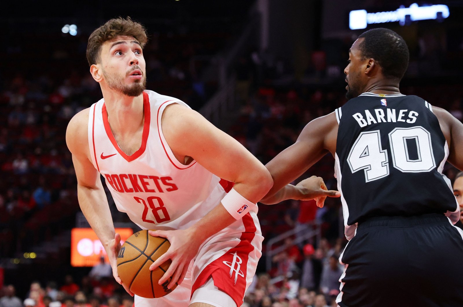 Houston Rockets&#039; Alperen Şengün in action with San Antonio Spurs&#039; Harrison Barnes during the first half of a preseason game at Toyota Center, Houston, Texas, U.S., Oct. 17, 2024. (AFP Photo)