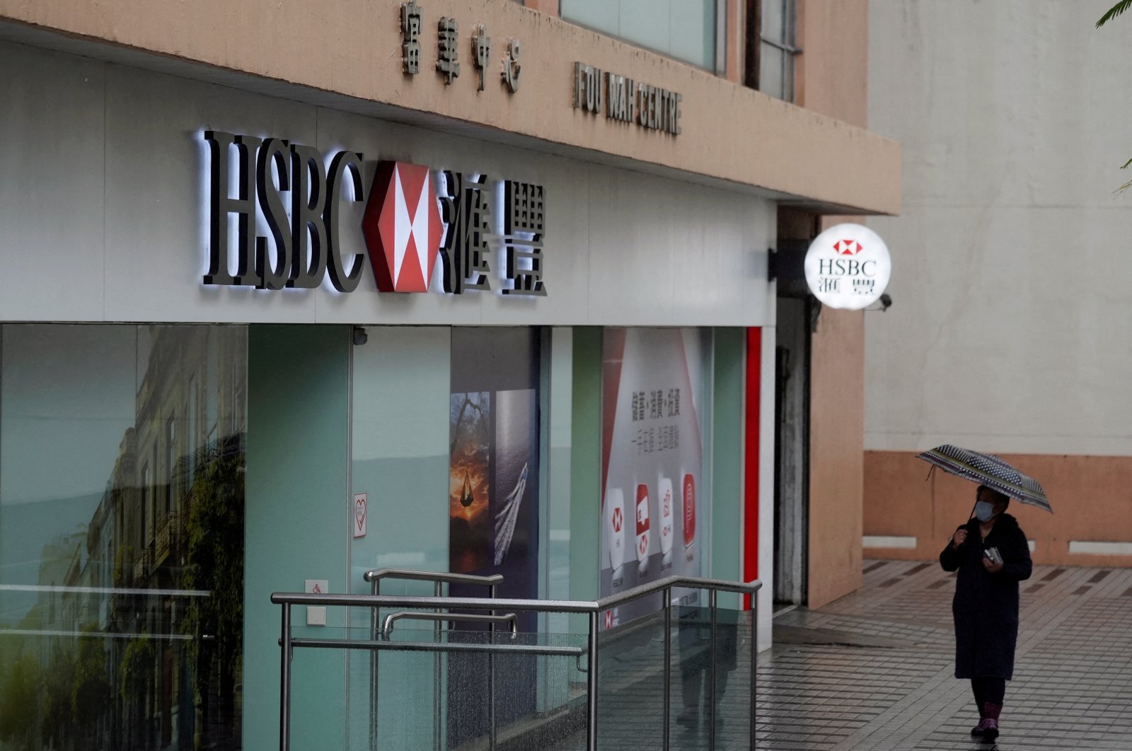 A pedestrian, wearing a face mask following the coronavirus outbreak, walks past an HSBC bank branch in Hong Kong, China, Feb. 22, 2022. (Reuters Photo)