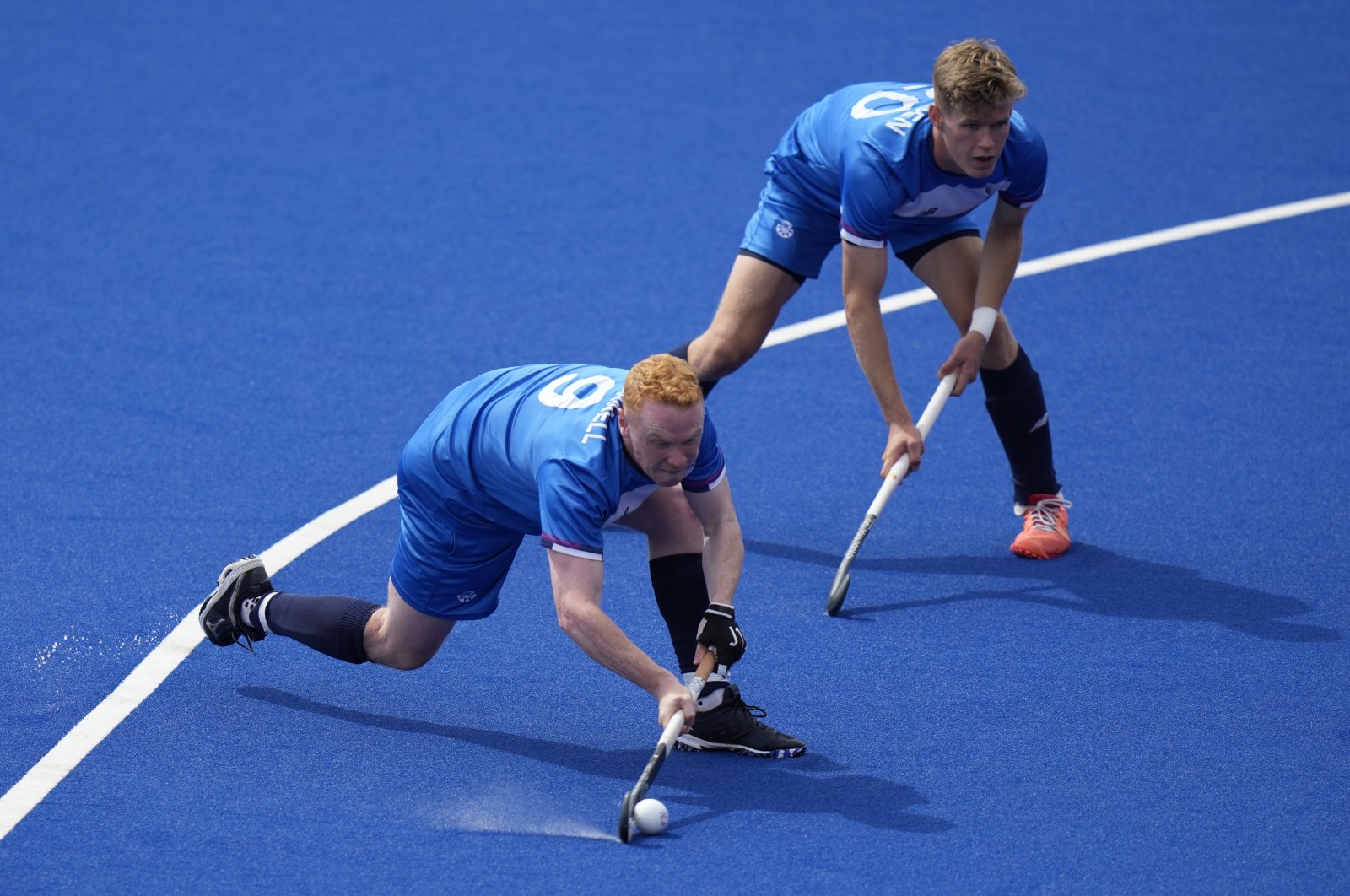 Scotland&#039;s Andrew McConnell (L) shoots and scores goal against South Africa during their men&#039;s pool A hockey match at the Commonwealth Games, Birmingham, U.K., July 31, 2022. (AP Photo)