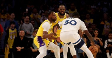 Los Angeles Lakers guard Bronny James (L) and forward LeBron James (C) guard Minnesota Timberwolves forward Julius Randle during the second quarter against the Minnesota Timberwolves at Crypto.com Arena, Los Angeles, California, U.S., Oct. 22, 2024. (Reuters Photo)