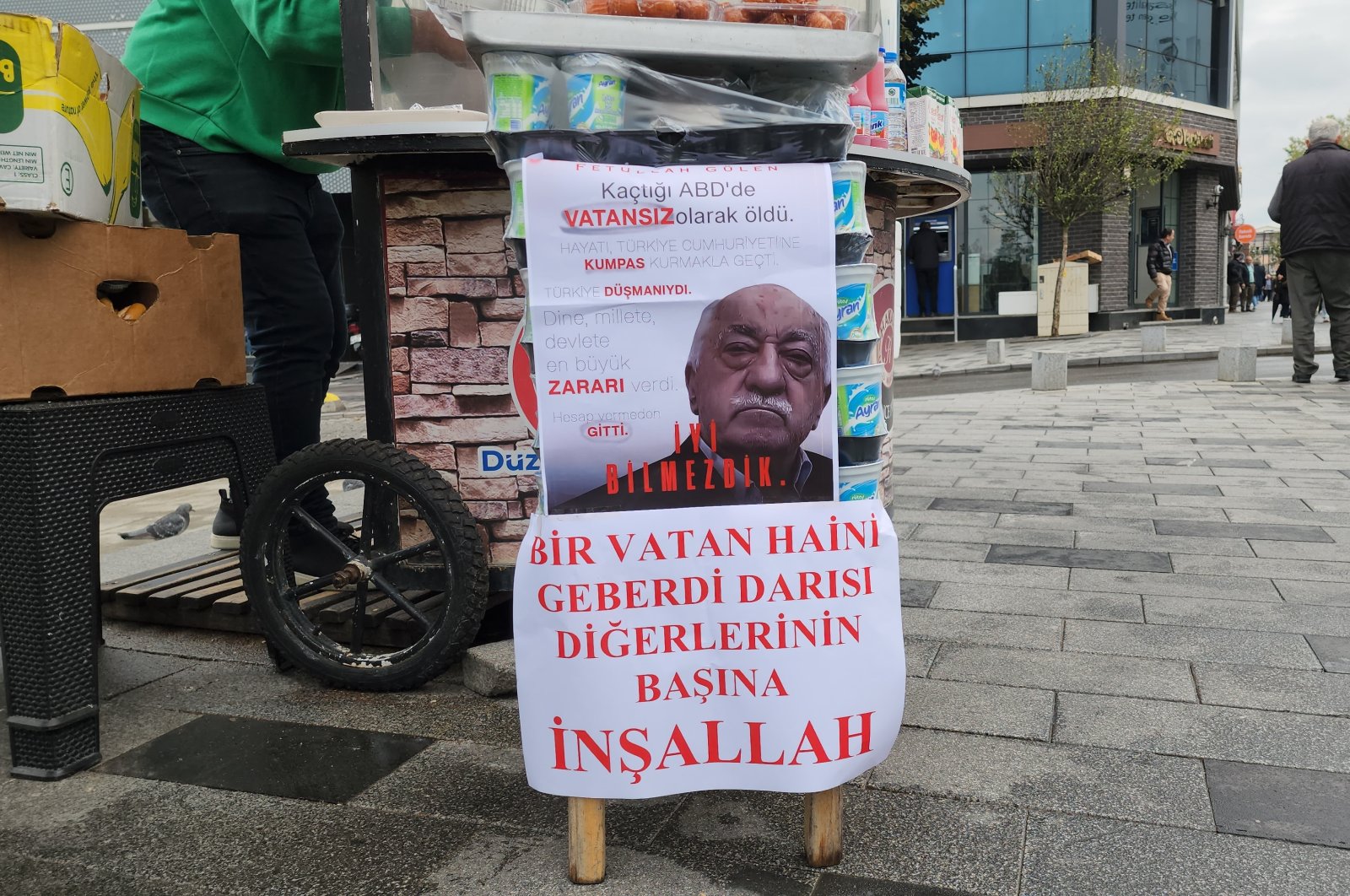 A poster of late Gülenist Terror Group (FETÖ) leader Fetullah Gülen with a sign reading &quot;a traitor died,&quot; Düzce, northern Türkiye, Oct. 22, 2024. (DHA Photo)