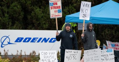 Boeing workers from the International Association of Machinists and Aerospace Workers District 751 gather on a picket line near the entrance to a Boeing production facility on the day of a vote on a new contract proposal during an ongoing strike, Renton, Washington, U.S., Oct. 23, 2024. (Reuters Photo)