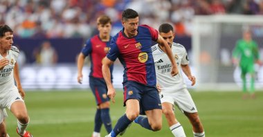Barcelona&#039;s Robert Lewandowski controls the ball during the Soccer Champions Tour game against Real Madrid at MetLife Stadium, East Rutherford, New Jersey, U.S., Aug. 3, 2024. (Getty Images Photo)