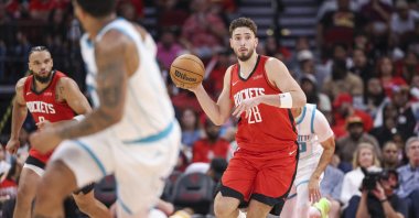 Houston Rockets center Alperen Şengün (R) drives with the ball after a rebound during the second quarter against the Charlotte Hornets at Toyota Center, Houston, Texas, U.S., Oct 23, 2024. (Reuters Photo)