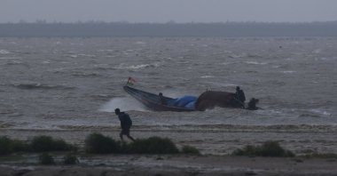 Fishermen attempt to bring their boat back to shore during high tide before Cyclone Dana makes landfall, Bhadrak, Odisha, India, Oct. 24, 2024. (Reuters Photo)