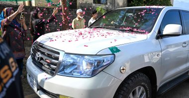 Supporters shower rose petals on a car carrying Bushra Bibi the wife of Pakistan&#039;s former Prime Minister Imran Khan, Bani Gala, Islamabad, Pakistan, Oct. 24, 2024. (AFP Photo)