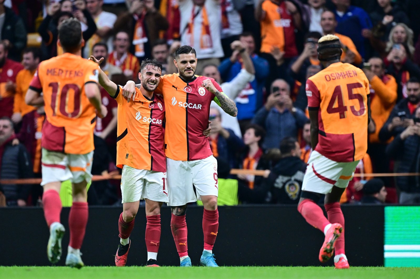 Galatasaray players celebrate Mauro Icardi&#039;s (C) goal during the UEFA Europa League match against Elfsborg at the RAMS Park, Istanbul, Türkiye, Oct. 23, 2024. (AA Photo)