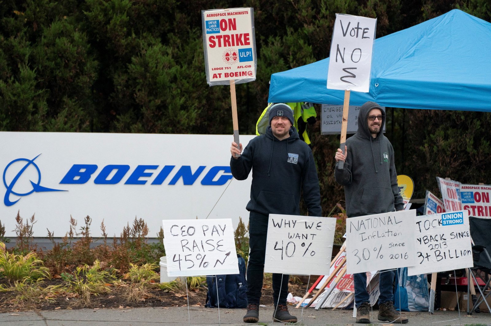 Boeing workers from the International Association of Machinists and Aerospace Workers District 751 gather on a picket line near the entrance to a Boeing production facility on the day of a vote on a new contract proposal during an ongoing strike, Renton, Washington, U.S., Oct. 23, 2024. (Reuters Photo)