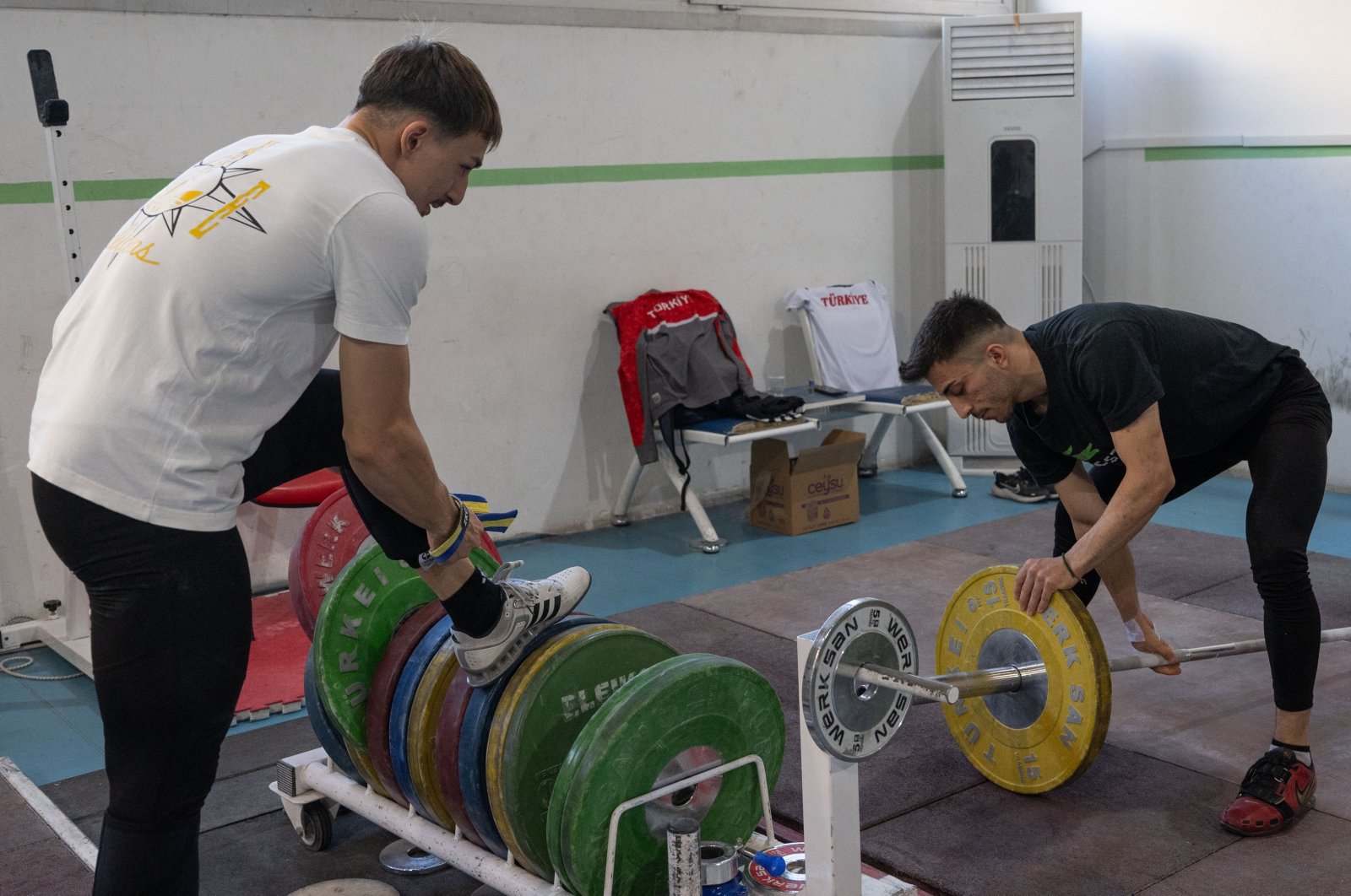 Turkish weightlifters train at the Turkish Olympic Preparation Center ahead of the European Youth and U-23 Weightlifting Championships, Ankara, Türkiye, Oct. 22, 2024. (AA Photo)