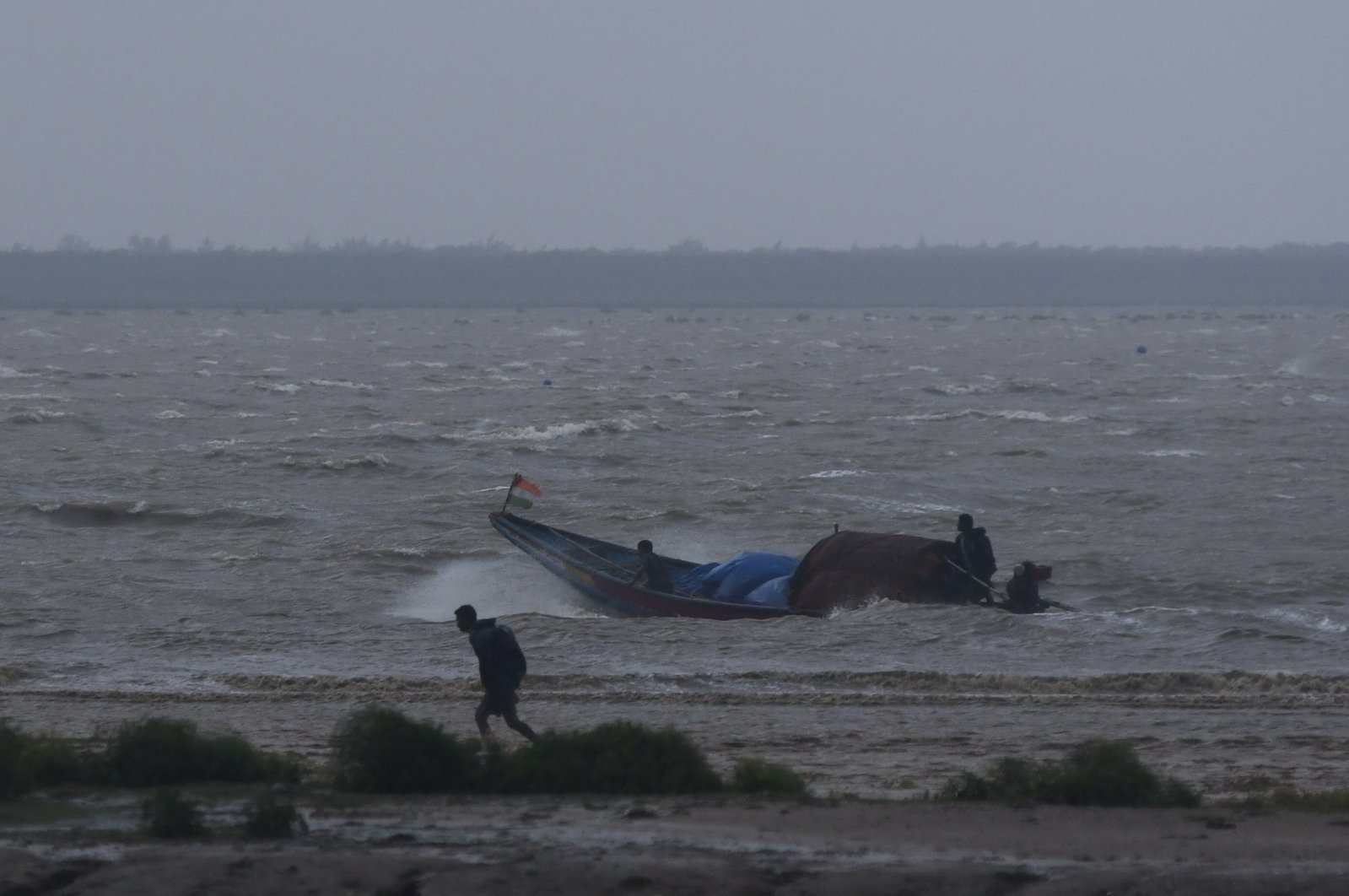 Fishermen attempt to bring their boat back to shore during high tide before Cyclone Dana makes landfall, Bhadrak, Odisha, India, Oct. 24, 2024. (Reuters Photo)