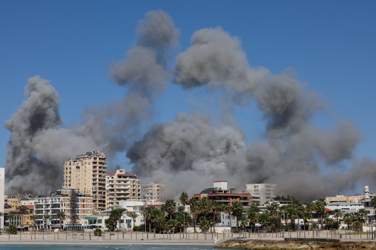 Smoke billows over the UNESCO-listed port city of Tyre after Israeli strikes, southern Lebanon, Oct. 23, 2024. (Reuters Photo)