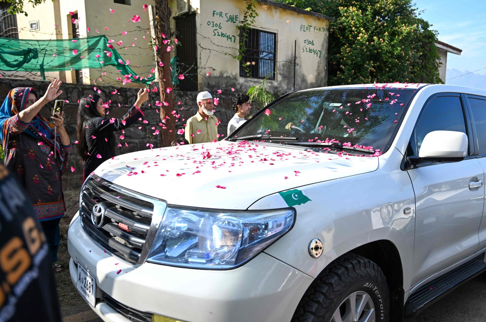 Supporters shower rose petals on a car carrying Bushra Bibi the wife of Pakistan&#039;s former Prime Minister Imran Khan, Bani Gala, Islamabad, Pakistan, Oct. 24, 2024. (AFP Photo)