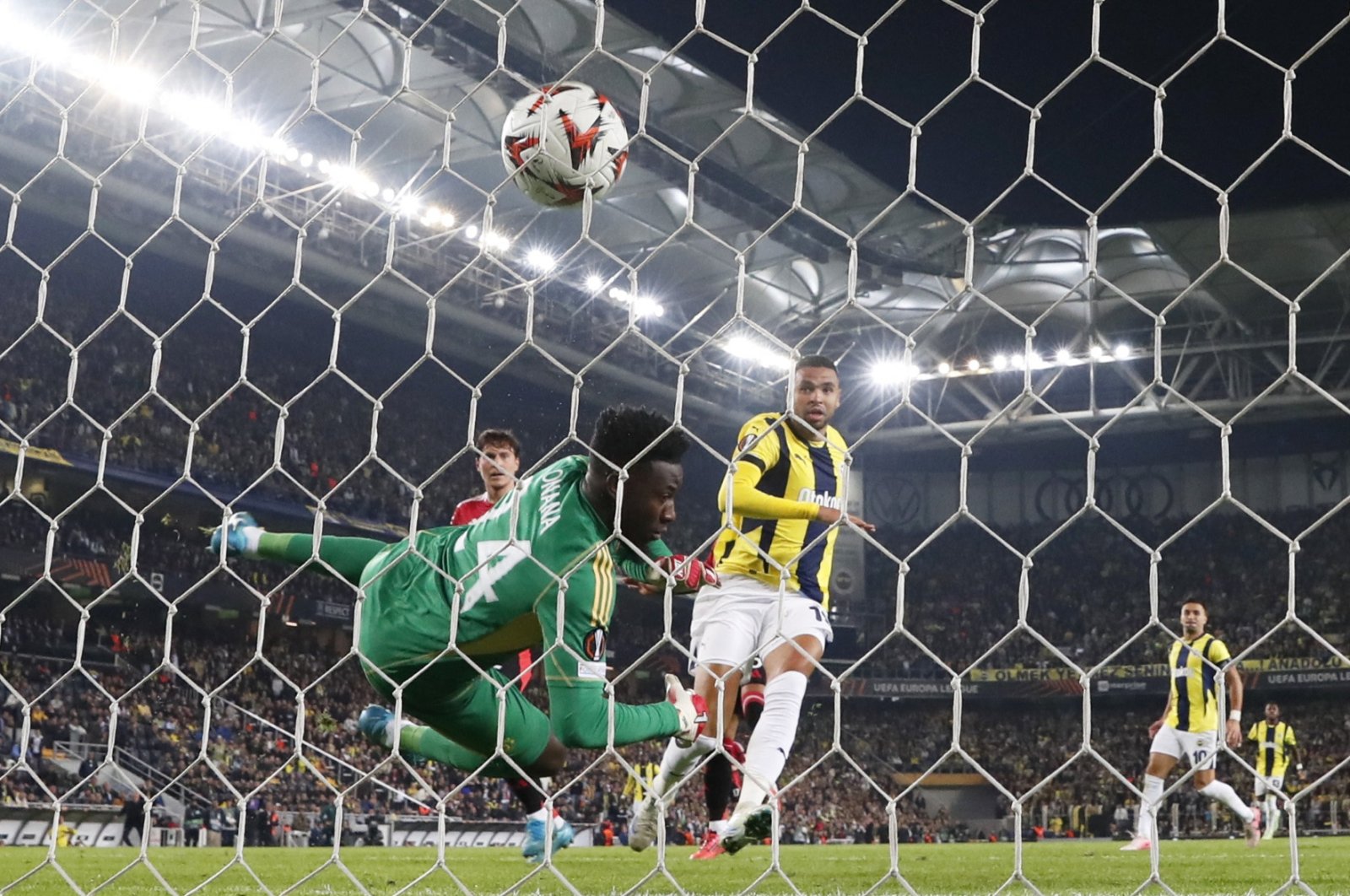 Fenerbahçe&#039;s Youssef En-Nesyri scores their first goal past Manchester United&#039;s Andre Onana during the UEFA Europa League football match between Fenerbahçe and Manchester United in Istanbul, Türkiye, Oct. 24, 2024. (Reuters Photo)