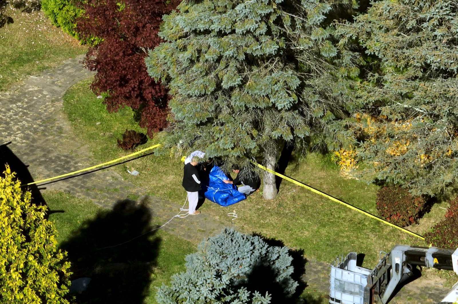 Gülenist Terror Group (FETÖ) members dig a hole to bury ringleader Fetullah Gülen on the grounds of his residence in Saylorsburg, Pennsylvania, U.S., Oct. 24, 2024. (AA Photo)