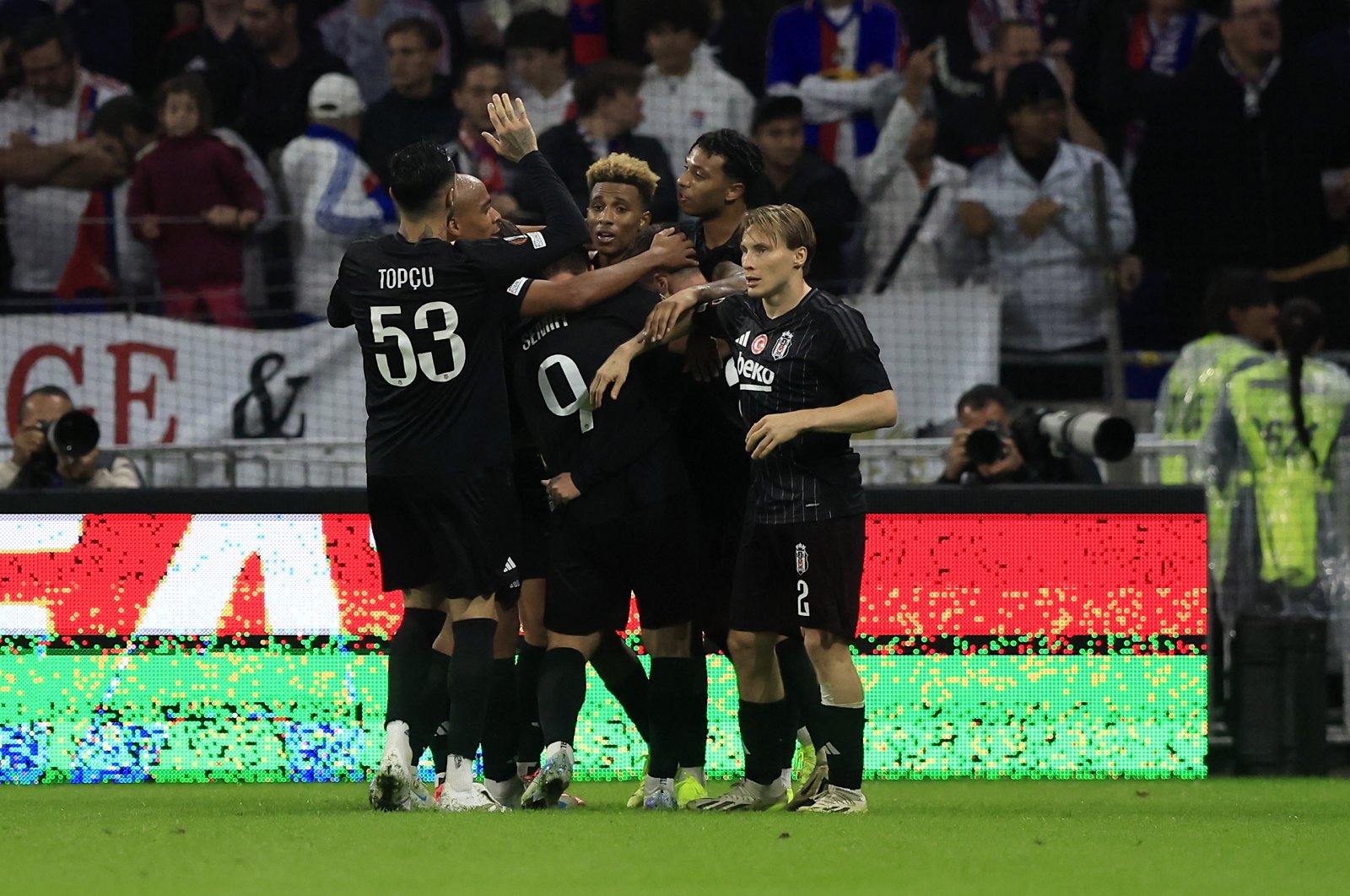 Beşiktaş&#039;s Gedson Fernandes (C) celebrates with teammates after the 1-0 lead during the UEFA Europa League match against Olympique Lyon, Lyon, France, Oct. 24, 2024. (EPA Photo)