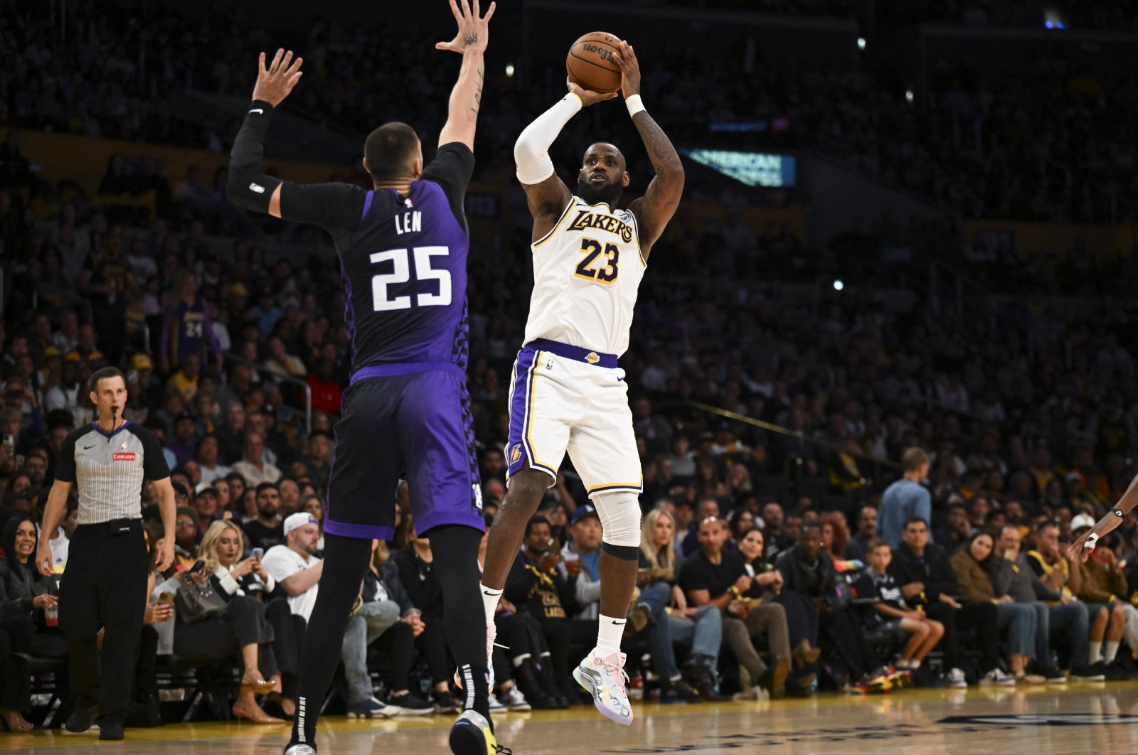 Lakers forward LeBron James (R) shoots against Sacramento Kings center Alex Len an NBA game, Los Angeles, California, U.S., Oct. 26, 2024. (Reuters Photo)