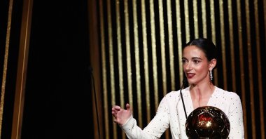 Barcelona&#039;s Spansih midfielder Aitana Bonmati receives the Woman Ballon d&#039;Or award during the 2024 Ballon d&#039;Or France Football award ceremony at the Theatre du Chatelet in Paris, France, Oct. 28, 2024. (AFP Photo)