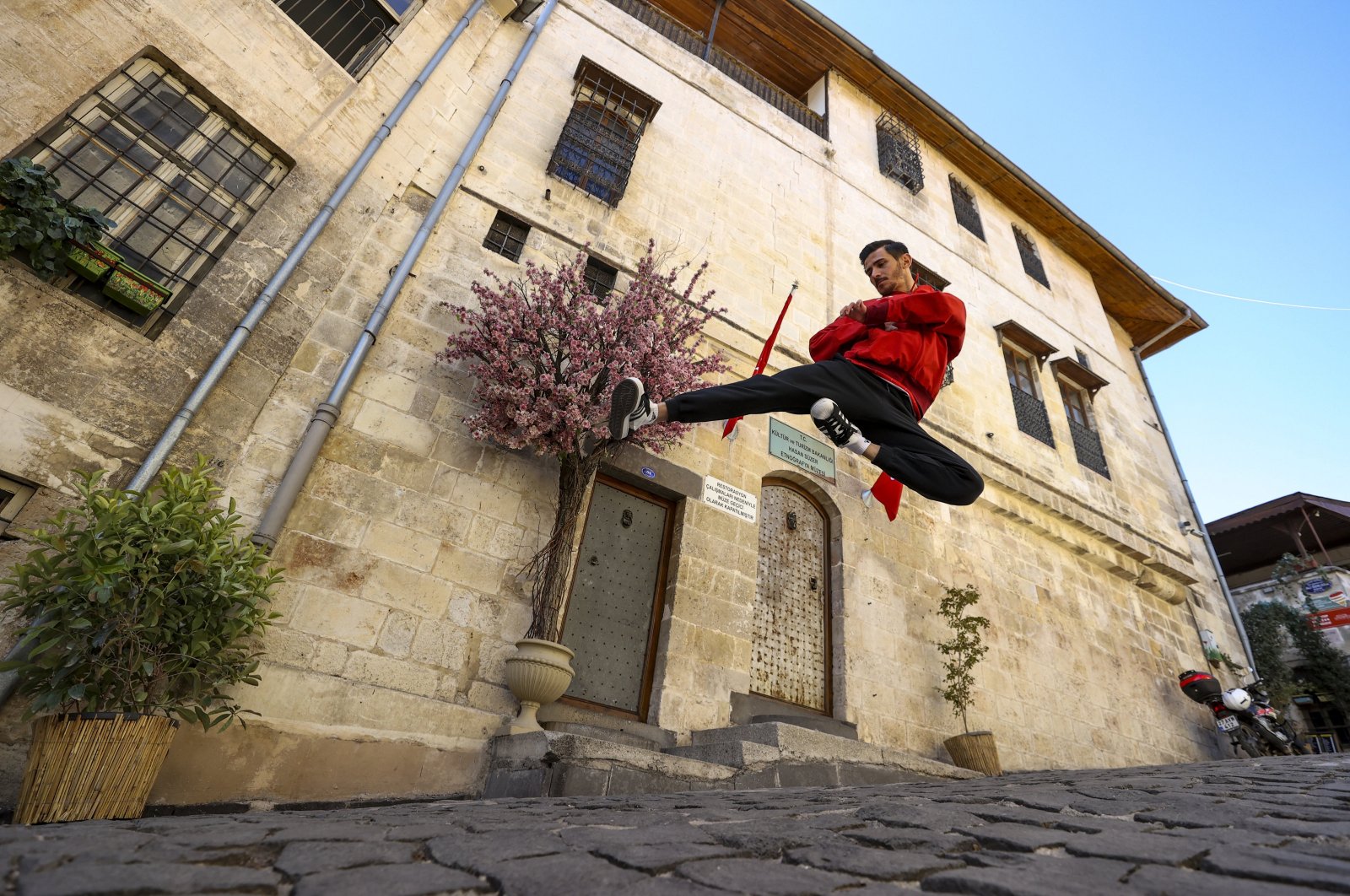 Turkish taekwondo fighter shows off his moves in the streets, Gaziantep, Türkiye, Oct. 27, 2024. (AA Photo)