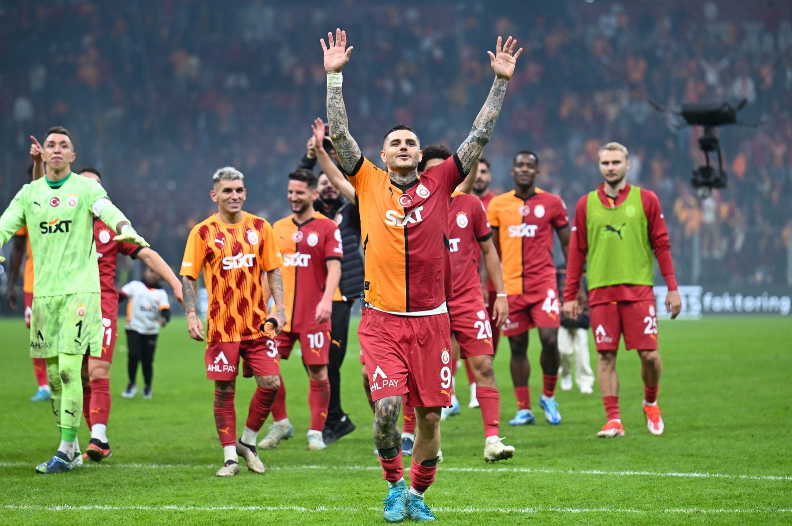 Galatasaray&#039;s Mauro Icardi (Front) rejoices after Süper Lig match with Beşiktaş at RAMS Park in Istanbul, Oct. 28, 2024. (AA Photo)