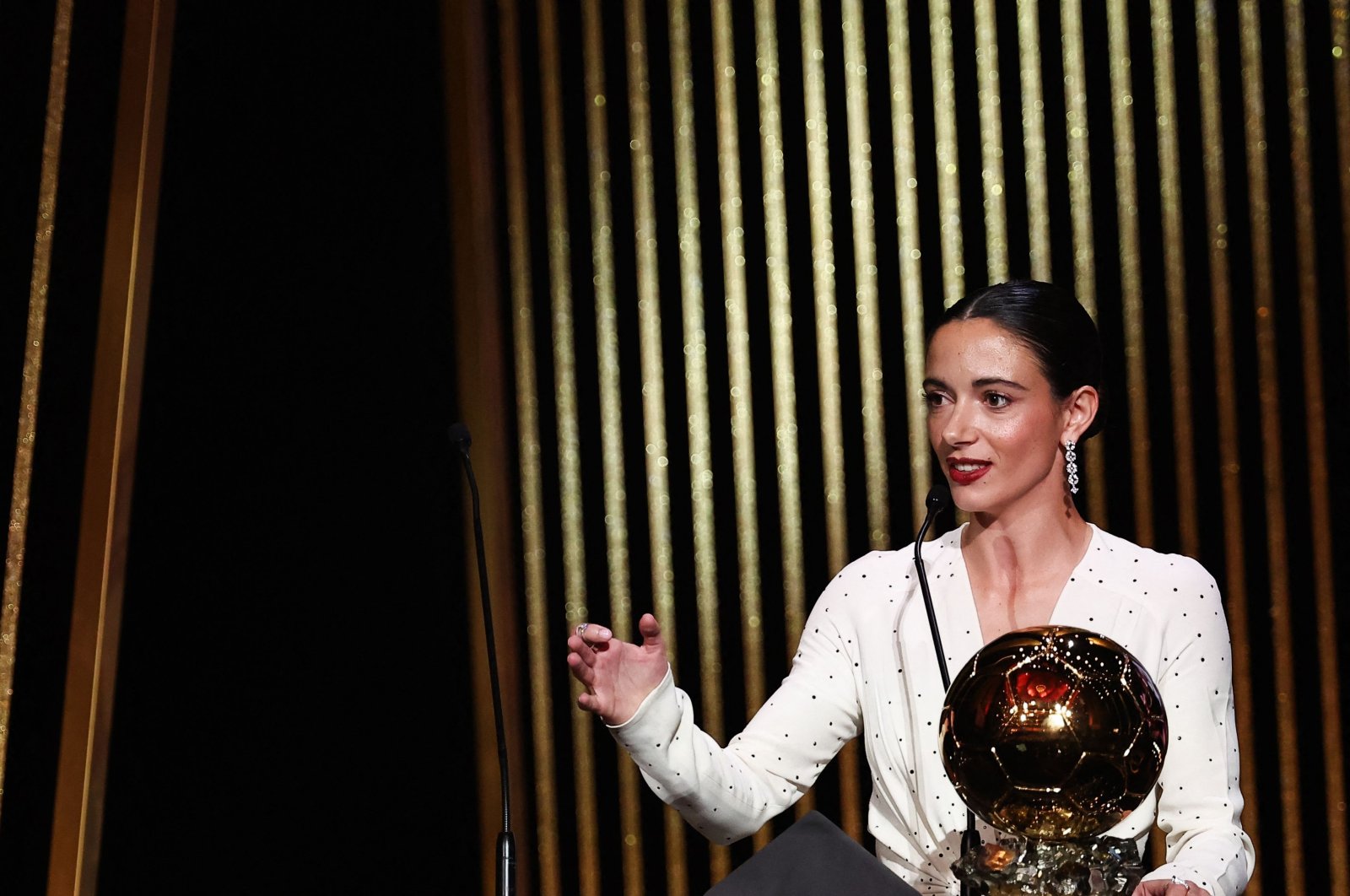 Barcelona&#039;s Spansih midfielder Aitana Bonmati receives the Woman Ballon d&#039;Or award during the 2024 Ballon d&#039;Or France Football award ceremony at the Theatre du Chatelet in Paris, France, Oct. 28, 2024. (AFP Photo)