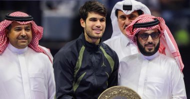 Spain&#039;s Carlos Alcaraz (C) poses for a picture with Saudi Arabia&#039;s General Entertainment Authority Chair Turki Al-Sheikh (R) after the final tennis match in the "6 Kings Slam" exhibition tournament, Riyadh, Saudi Arabia, Oct. 19, 2024. (AFP Photo)