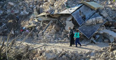People inspect the destruction at the site of an overnight Israeli airstrike in Baalbek, eastern Lebanon, Oct. 29, 2024. (AFP Photo)