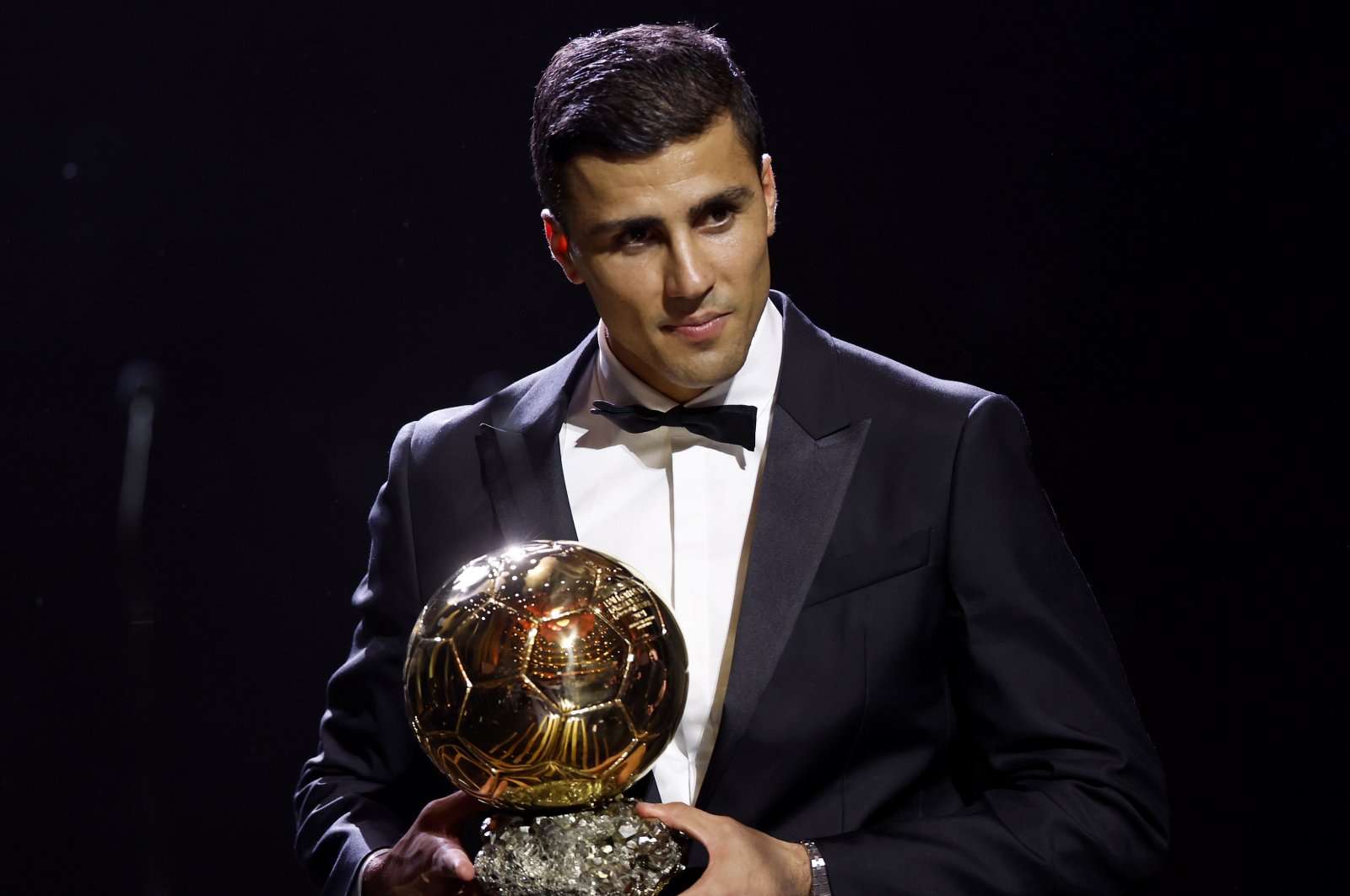 Manchester City&#039;s Spanish midfielder Rodri receives the Ballon d&#039;Or award during the 2024 Ballon d&#039;Or France Football award ceremony at the Theatre du Chatelet, Paris, France, Oct. 28, 2024. (EPA Photo)