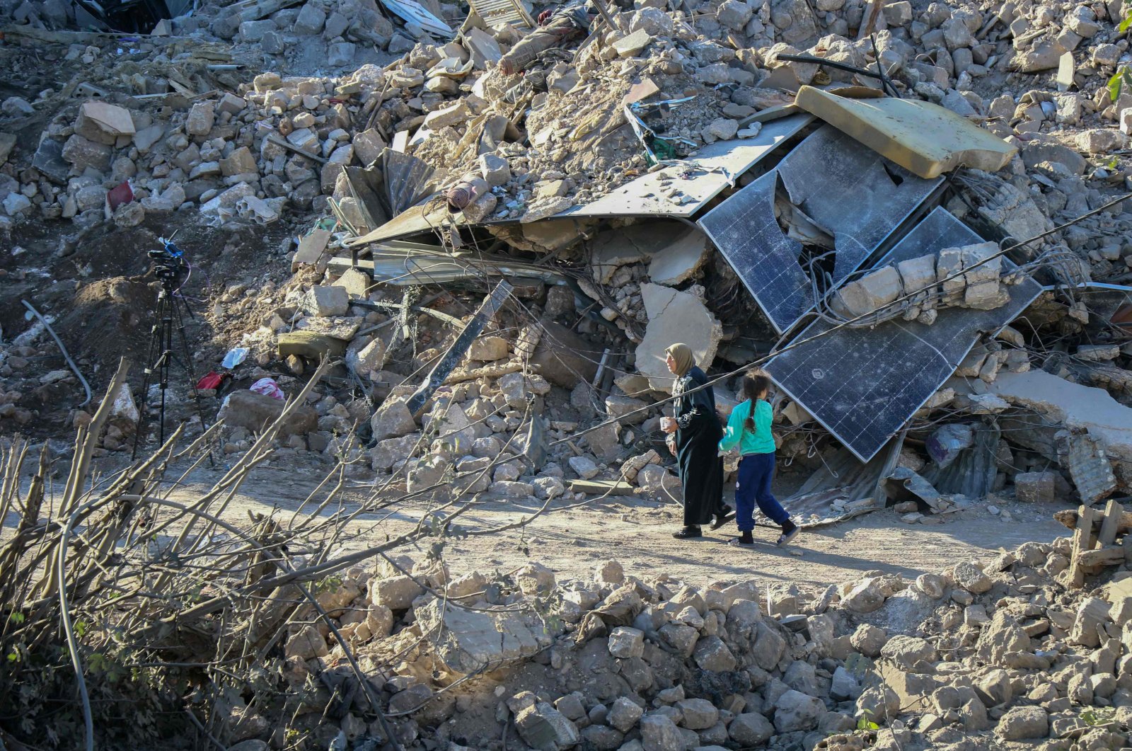 People inspect the destruction at the site of an overnight Israeli airstrike in Baalbek, eastern Lebanon, Oct. 29, 2024. (AFP Photo)