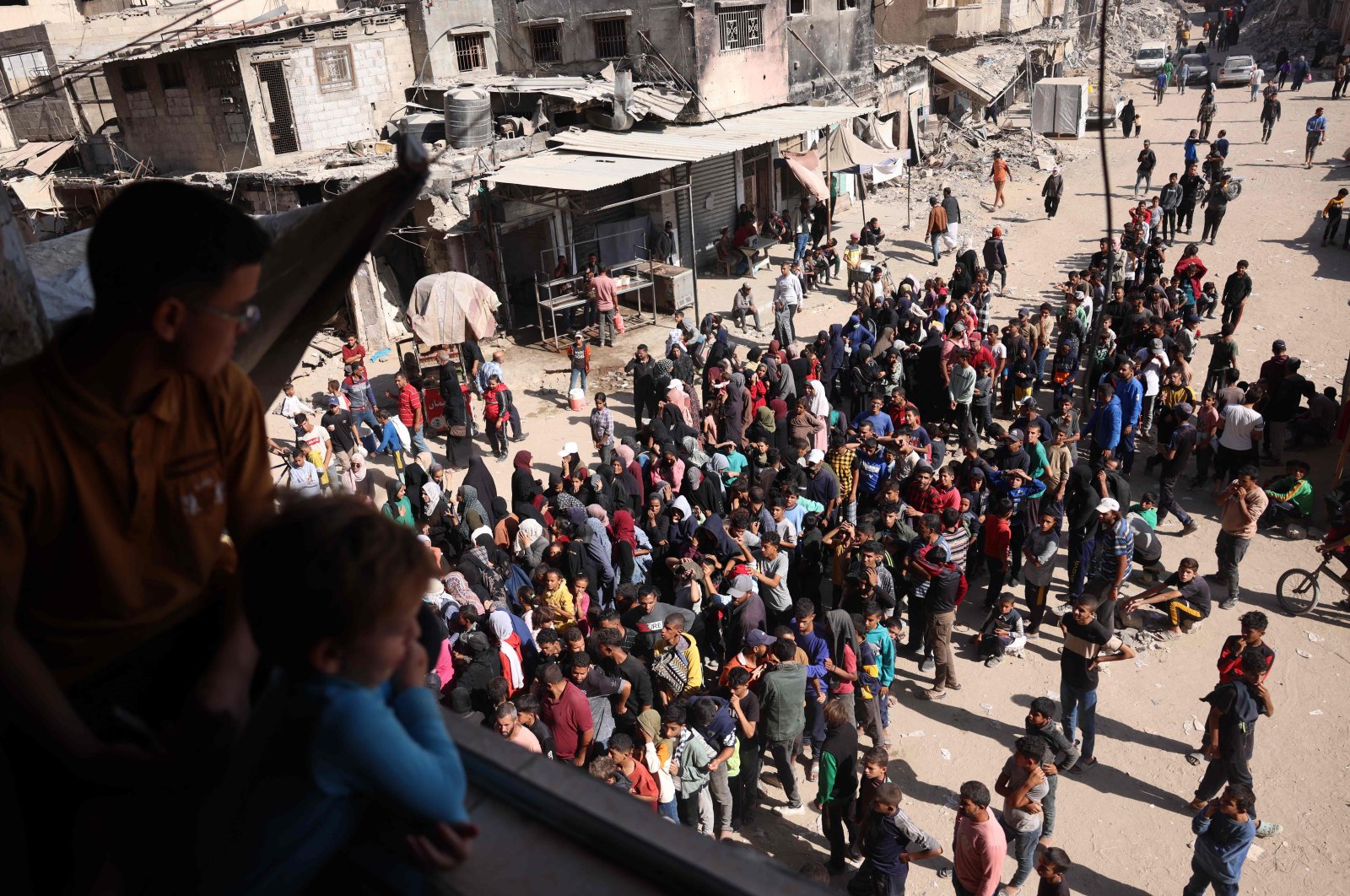 Palestinians wait in a queue to receive bread outside a bakery in Khan Younis on the southern Gaza Strip, Oct. 29, 2024. (AFP Photo)