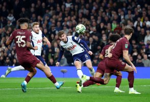 Tottenham Hotspur&#039;s Timo Werner (C) shoots at goal during the Carabao Cup Round of 16 match against Manchester City at the Tottenham Hotspur Stadium, London, U.K., Oct. 30, 2024. (Reuters Photo) 