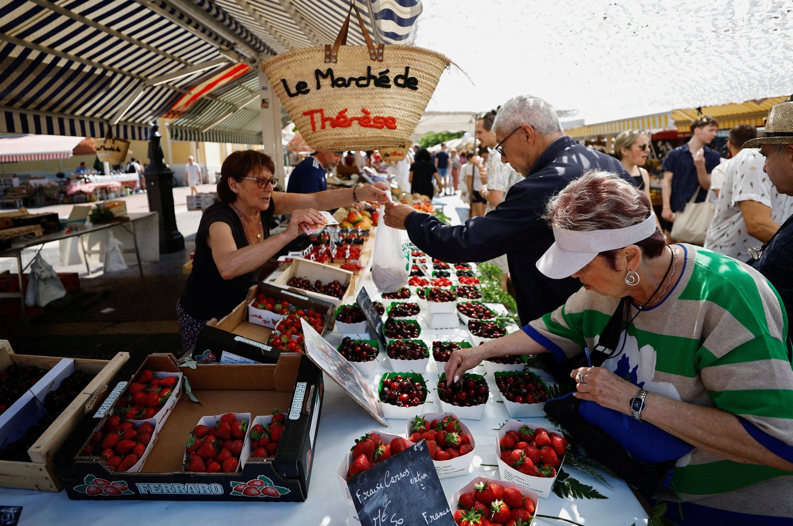 Shoppers buy fruits at a local market, Nice, France, June 8, 2023. (Reuters Photo)