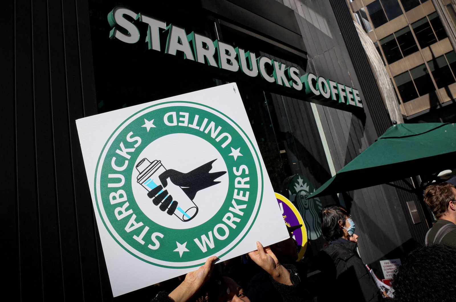 Members of the Starbucks Workers Union and other labor organization picket and hold a rally outside a company owned Starbucks store, during the coffee chain&#039;s Red Cup Day event in New York City, U.S., Nov. 16, 2023. (Reuters Photo)