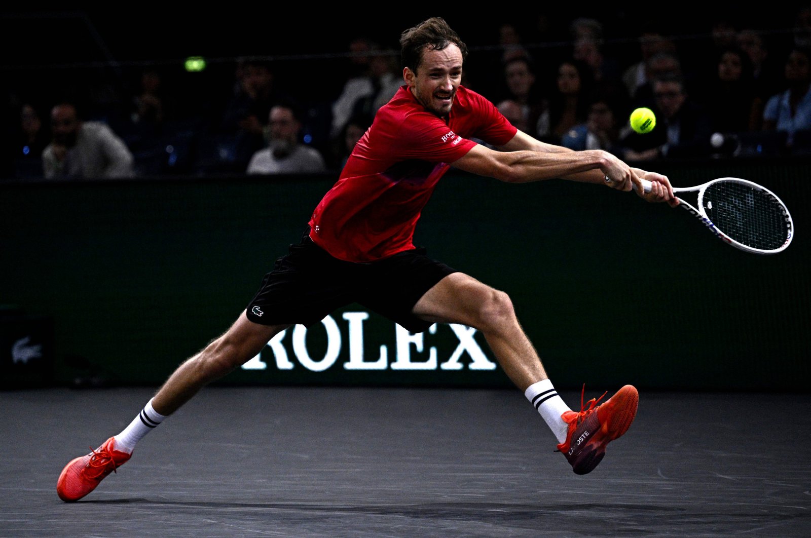 Russia&#039;s Daniil Medvedev plays a backhand return to Australia&#039;s Alexei Popyrin during their men&#039;s singles match on day three of the Paris ATP Masters 1000 tennis tournament at the Accor Arena - Palais Omnisports de Paris-Bercy, Paris, France, Oct. 30, 2024. (AFP Photo)