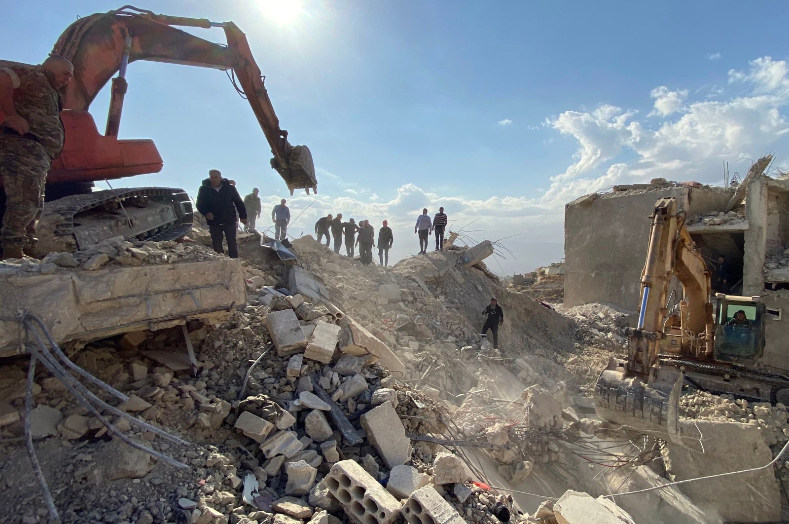 Workers remove the rubble from the site of yesterday&#039;s Israeli airstrike in the Bekaa Valley, Lebanon, Oct. 31, 2024. (AFP Photo)