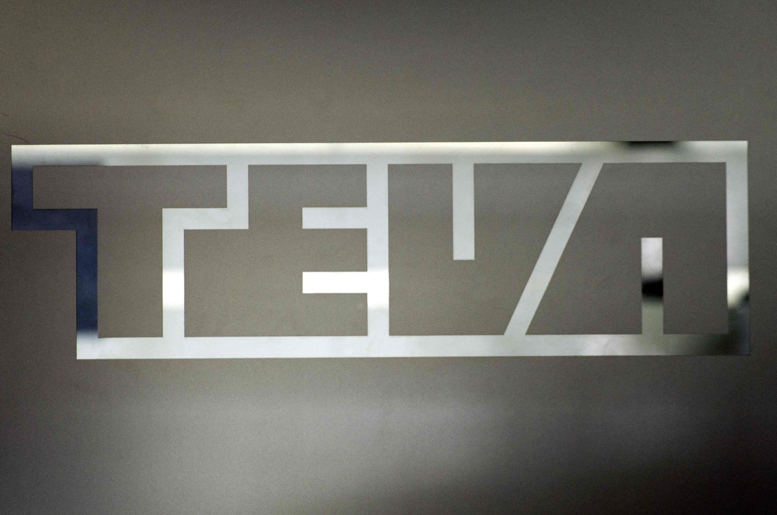 The logo of Israel&#039;s drug maker Teva Pharmaceutical Industries at the Teva Pharma France headquarters in La Defense business district, west of Paris, France, June 9, 2013. (AFP File Photo)