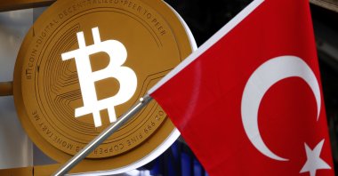 A Bitcoin logo is seen next to the Turkish flag at a cryptocurrency exchange shop, Istanbul, Türkiye, April 27, 2021. (Reuters Photo)