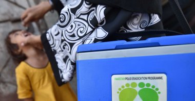 A health worker administers polio vaccines to a child during a door-to-door vaccination campaign, Karachi, Pakistan, Oct. 31, 2024. (EPA Photo)
