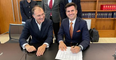 Eren Günhan Ulusoy (L), the chair of Ulusoy Un, and Marco Ferraroni, the general manager of Pastificio Mediterranea, sign an agreement. (Photo: @UlusoyUnAS)