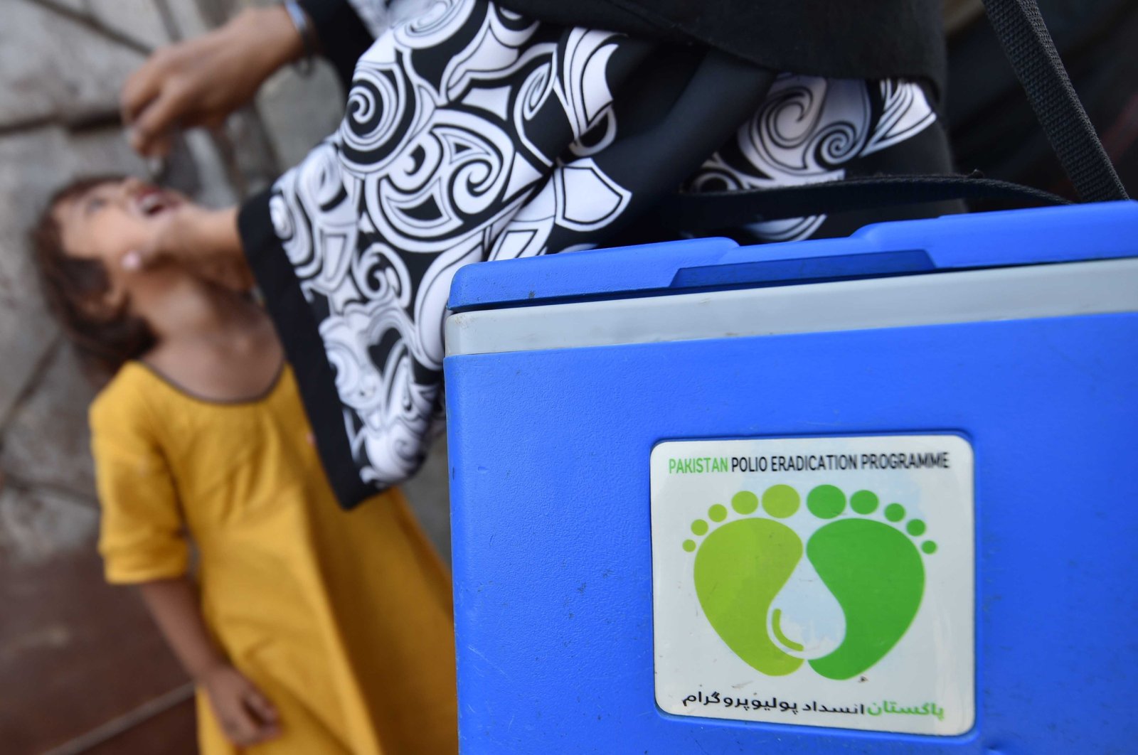 A health worker administers polio vaccines to a child during a door-to-door vaccination campaign, Karachi, Pakistan, Oct. 31, 2024. (EPA Photo)